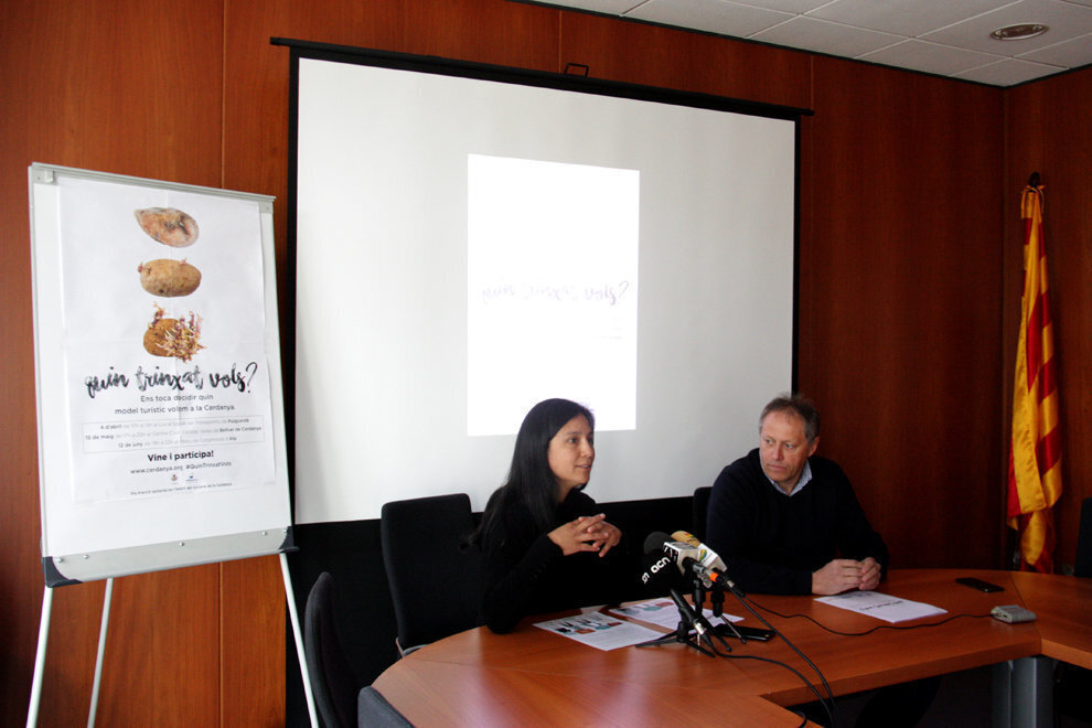 Pla general de la sòcia de la cooperativa Resilience.Earth, Erika Zarate, i el president del Consell Comarcal de la Cerdanya, Ramon Moliner, presentant el procés participatiu sobre el turisme de la comarca. Imatge de l'1 d'abril de 2019 (Horitzontal).