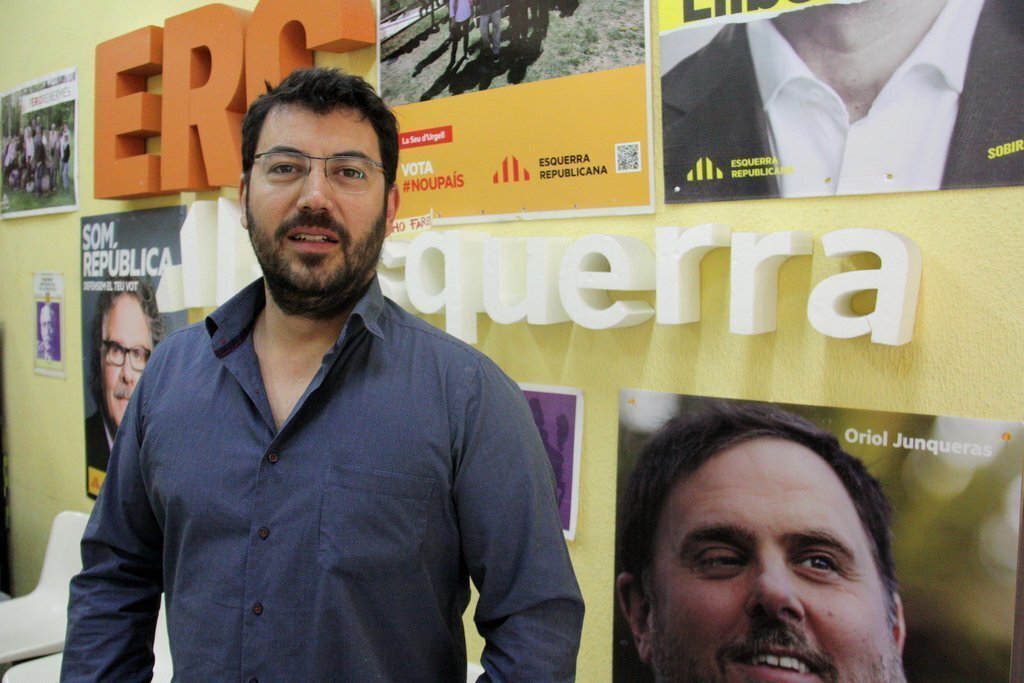Pla mitj.. de l'alcaldable d'ERC a la Seu d'Urgell, Francesc Viaplana, a la seu del partit de la capital alturgellenca, el 31 de maig de 2019 (Horitzontal).