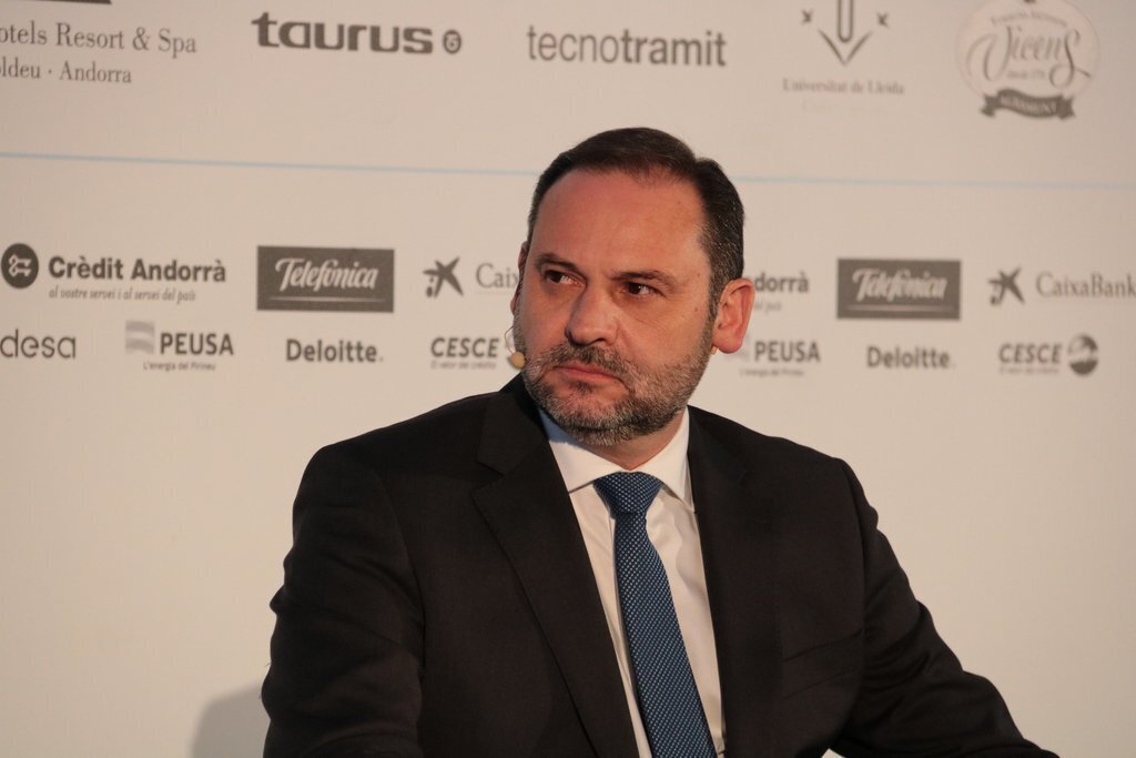 Pla mitj.. del ministre de Foment en funcions, Jos.. Luis ..balos, a l'acte de cloenda de la 30a Trobada Empresarial al Pirineu. Imatge del 7 de juny de 2019 (Horitzontal).