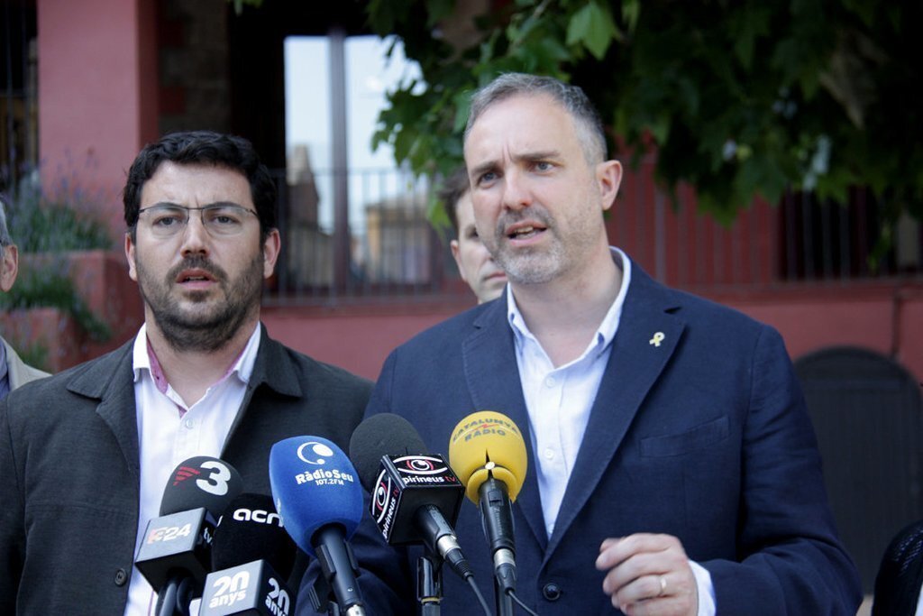 Pla mitjà dels alcaldables d'ERC, Francesc Viaplana, i JxCat, Jordi Fàbrega, explicant l'acord al qual han arribat per governar l'Ajuntament de la Seu d'Urgell, el 14 de juny de 2019 (Horitzontal).