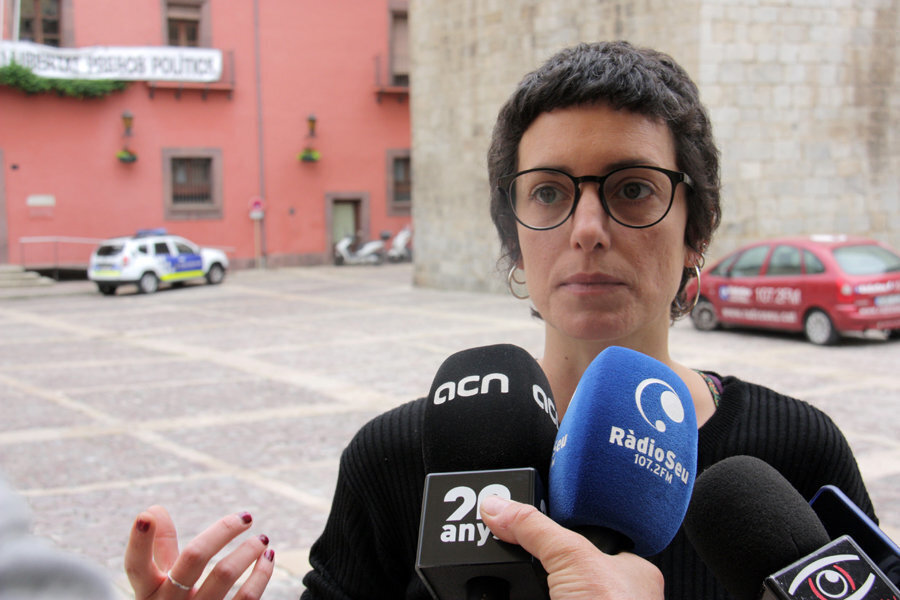 Pla mitjà de l'alcaldable de la CUP a l'Ajuntament de la Seu d'Urgell, Xènia Antona, valorant davant dels mitjans de comunicació el pacte de governabilitat entre JxCat i ERC, el 14 de juny de 2019 (Horitzontal).