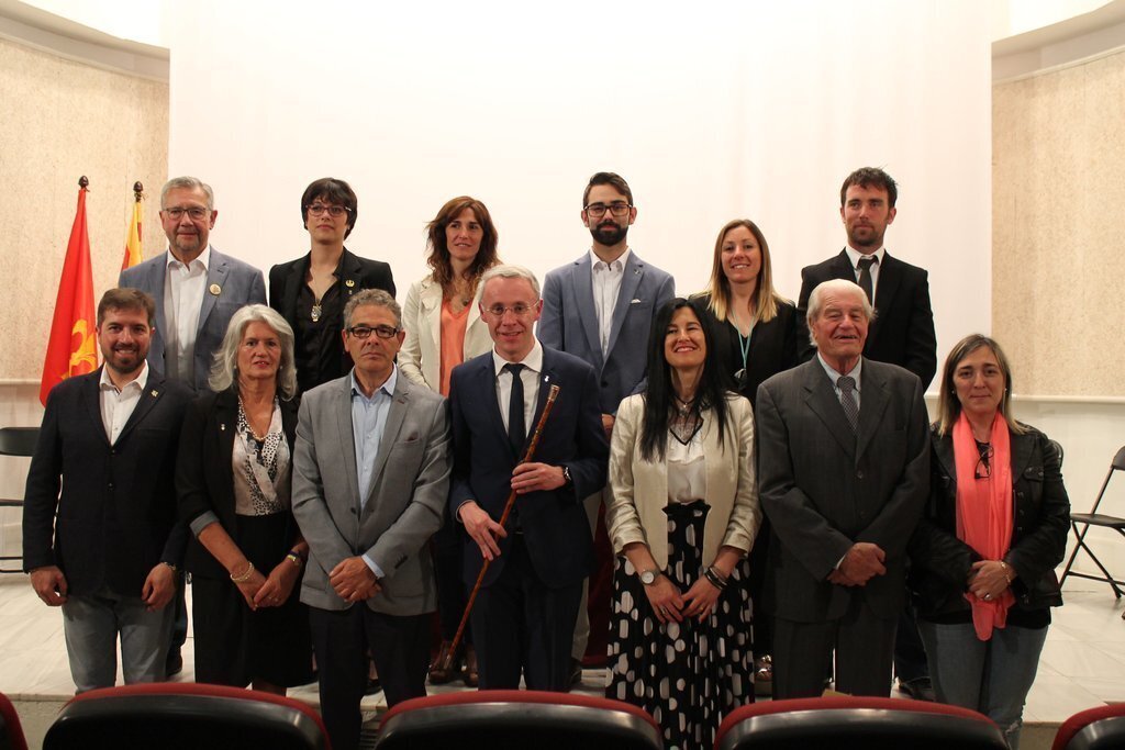 Pla general dels regidors que conformen el nou Ajuntament de Puigcerdà, amb l'alcalde Albert Piñeira al centre. Imatge facilitada per l'Ajuntament de Puigcerdà el 15 de juny de 2019 (Horitzontal).