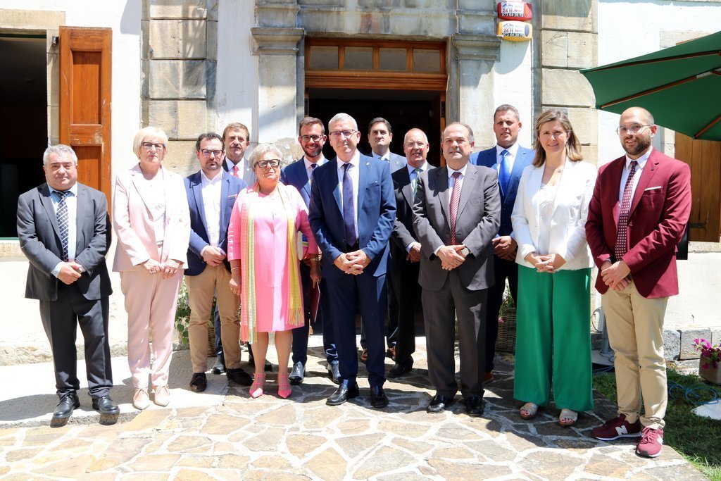 Foto de família del síndic d'Aran amb tots els consellers del Govern aranès. Imatge del 18 de juny del 2019. (horitzontal)