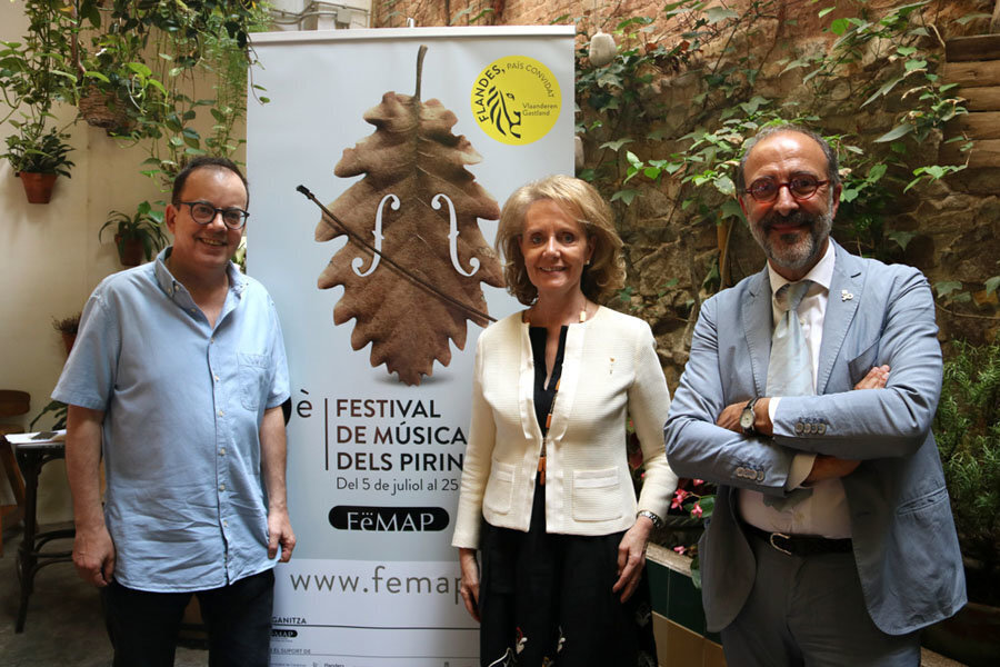 La consellera de Cultura, Mariàngela Vilallonga, amb el director del FeMAP, Josep Maria Dutrèn (esquerra) i el secretari general del departament de Cultura, Francesc Vilaró, al costat del cartell del 9è FeMAP. Dimecres 19 de juny de 2019 (HORITZONTAL)