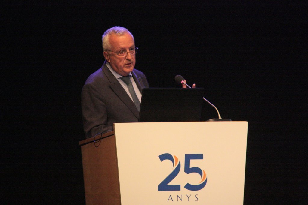Pla mitjà del president de la Cambra de Comerç d'Andorra, Miquel Armengol, durant la seva intervenció en l'acte de presentació dels estudis de viabilitat d'un aeroport dins el territori andorrà, el 19 de juny de 2019 (Horitzontal).