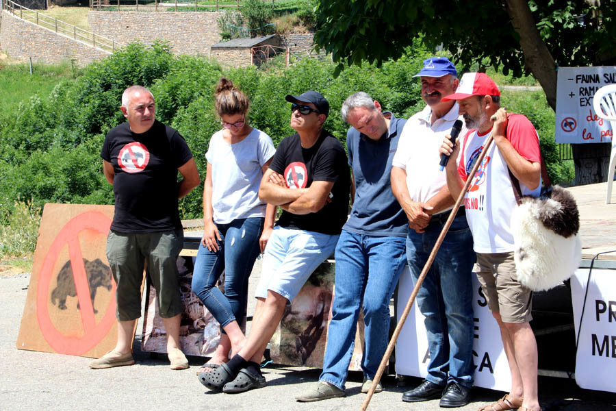 Imatge dels representants de les associacions de ramaders del Pallars i dels responsables d'ASAJA i UP durant la concentració a Llessui (Sort) el 30 de juny del 2019. (horitzontal)