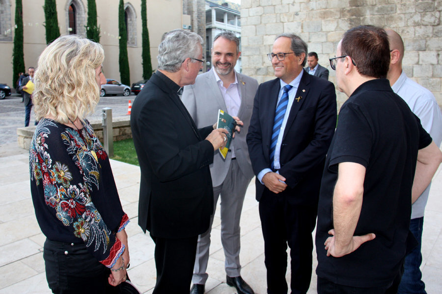 Pla general del president de la Generalitat, Quim Torra, l'alcalde de la Seu d'Urgell, Jordi Fàbrega, l'arquebisbe d'Urgell, Joan-Enric Vives, i altres autoritats a punt d'entrar al concert inaugural del FeMAP, el 5 de juliol de 2019 (Horitzontal).