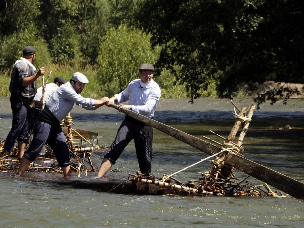 Pla sencer d'un dels rais baixant pel Noguera Pallaresa de camí al Pont de Claverol. El 7 de juliol de 2019. (Horitzontal)