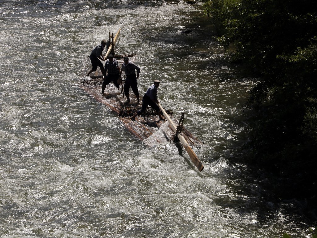 Pla contrapicat d'un dels rais en la 41a baixada de raiers a Pobla de Segur després de la sortida de la presa de Llania. El 7 de juliol de 2019. (Horitzontal)