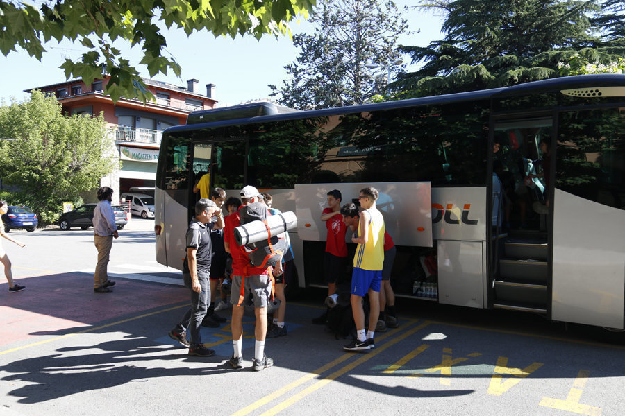 Pla obert d'uns joves baixant de l'autob√∫s que ve de Ribes i que fa el recorregut de la R3 afectat pel descarrilament d'un tren el 10 de juliol de 2019 (Horitzontal)