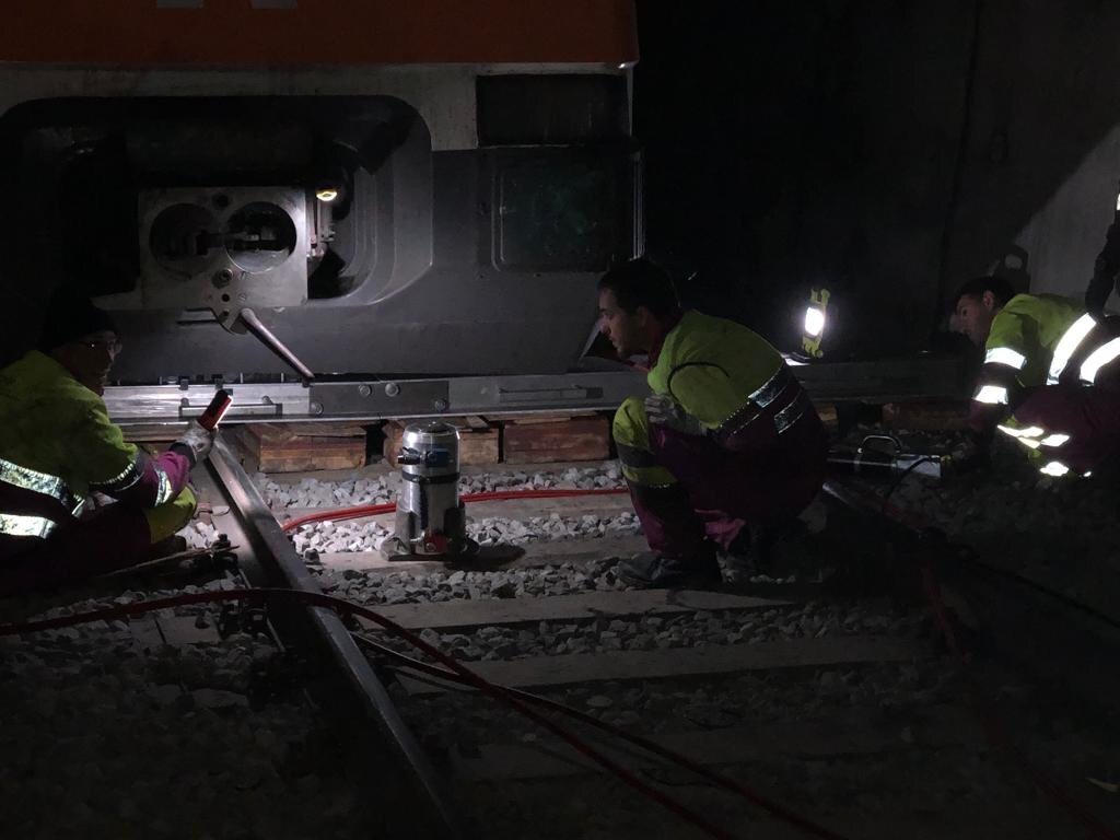 Tècnics de Renfe treballen per encarrilar el tren accidentat al túnel de Toses el 10 de juliol del 2019 (horitzontal)