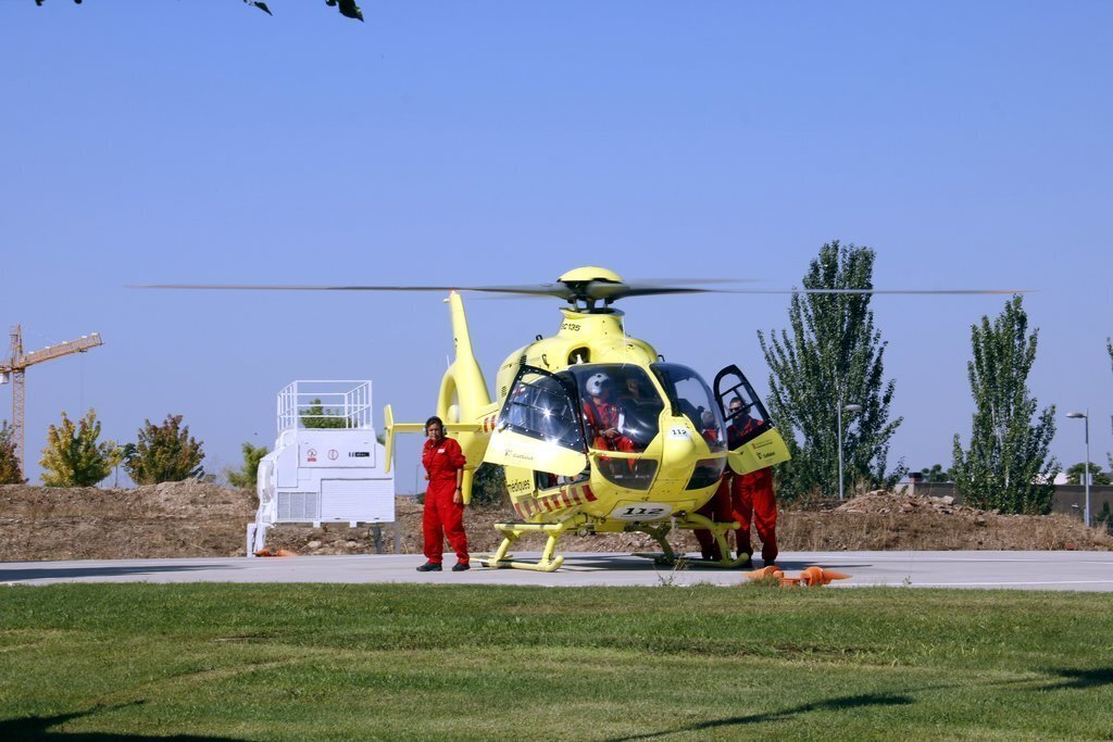 Un helicòpter del SEM, aterrat a l'heliport del Parc de Bombers de Lleida provinent de Tremp. Imatge del 16 de juliol de 2019. (Horitzontal)