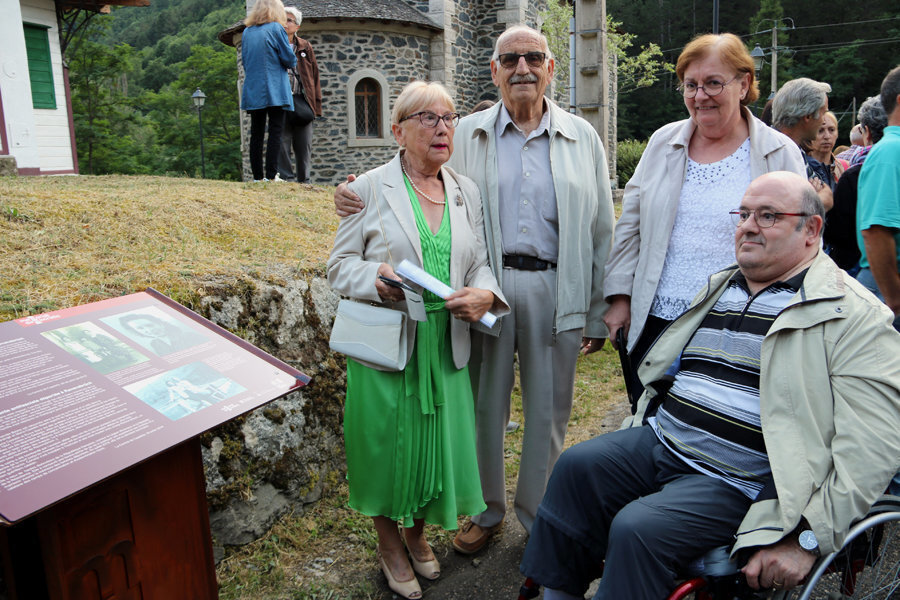 El germà i el fill de Conxita Grangé, amb les seves parelles, davant el plafó commemoratiu de Memorial democràtic. Imatge del 26 de juliol del 2019. (horitzontal)