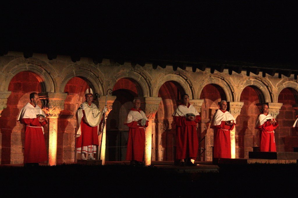 Pla general de diversos actors del Retaule de Sant Ermengol de la Seu d'Urgell representant un dels quadres de l'espectacle medieval. Imatge del 5 d'agost de 2019 (Horitzontal).