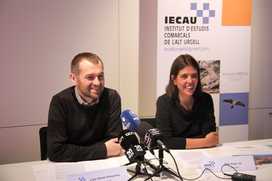Pla mitj√† del president de l'Institut d'Estudis Comarcals de l'Alt Urgell, Llu√≠s Obiols, i de la tresorera de l'entitat, Pilar Al√°ez, explicant el programa d'actes per commemorar el seu des√® aniversari. Imatge del 13 de juny de 2019 (Horitzontal).