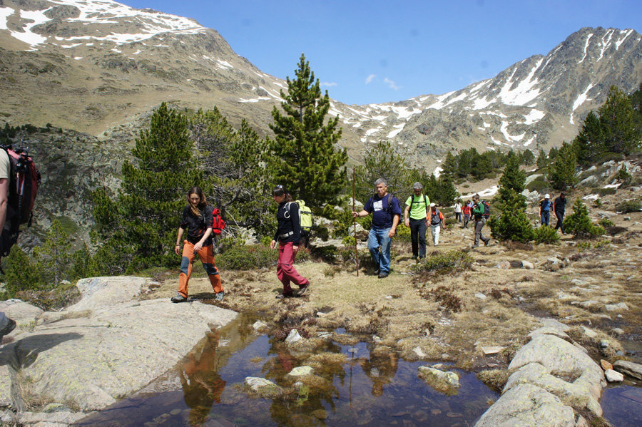 Imatge d'una foto d'arxiu de visitants d'excursió pel Parc Natural de l'Alt Pirineu. (horitzontal)