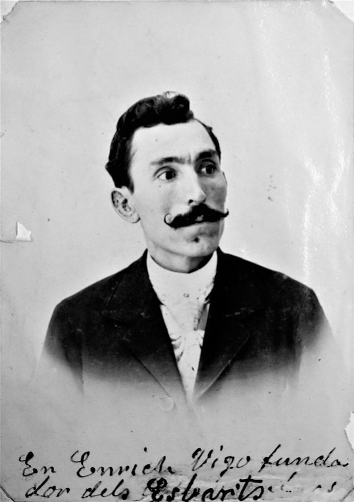 Imatge antiga d'Enric Vigo amb un peu de foto on hi diu 'Enric Vigo fundador dels esbarts'. (vertical)