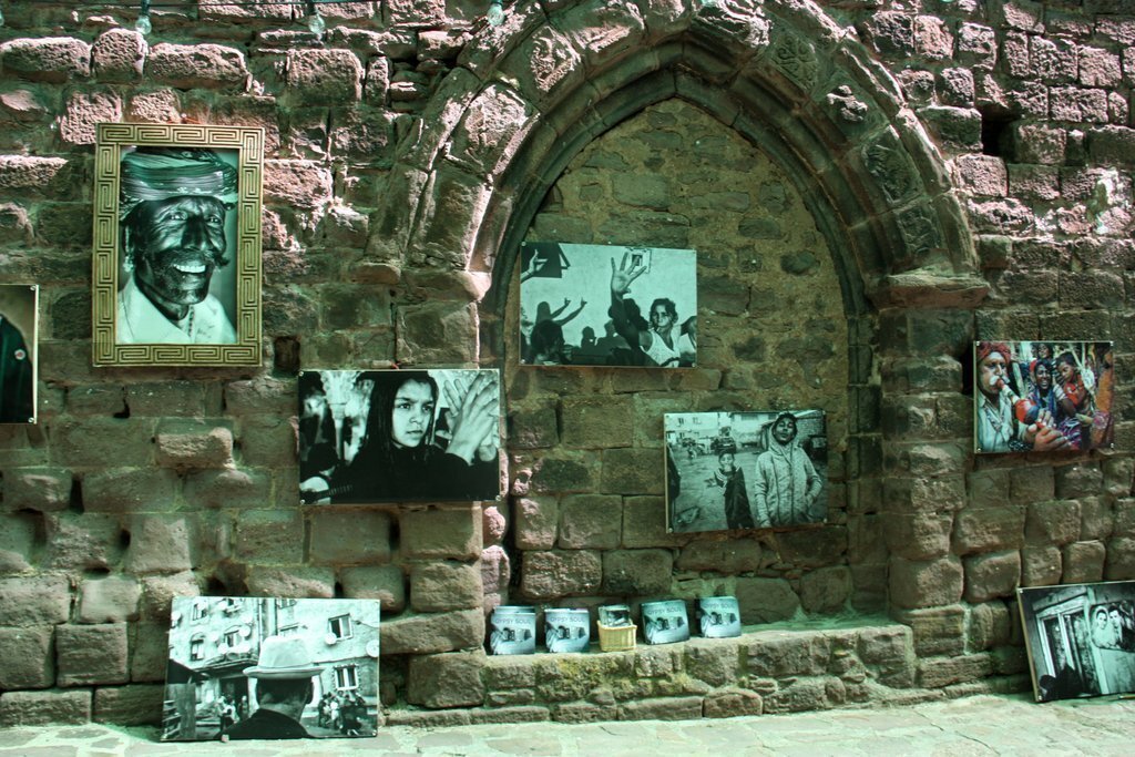 Pla de detall d'una de les exposicions fotogràfiques que es pot veure en el marc del Festival d'arts SIARTB de Vilamur, a Soriguera (Pallars Sobirà), el 16 d'agost de 2019 (Horitzontal).