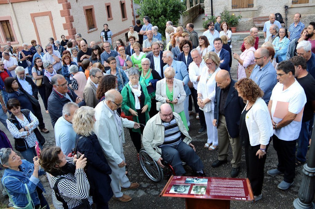Pla general de l'acte d'homenatge que s'ha fet a Conxita Grangé davant de la casa on va néixer el 6 d'agost de 1925 a Espui. Imatge del 26 de juliol del 2019. (horitzontal)