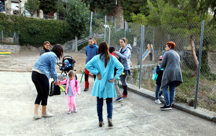 Pares, alumnes i professors al patí de l'escola de Tírvia, al Pallars Sobirà, abans d'entrar al centre. Imatge del 12 de setembre del 2019. (horitzontal)