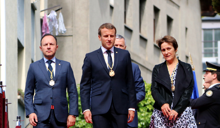 El cap de Govern d'Andorra, Xavier Espot, el president francès Emmanuel Macron i la síndica general Roser Sunyer. Imatge del 13 de setembre del 2019. (horitzontal)