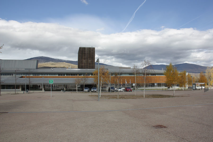 Pla general de l'accés principal i de la façana de l'Hospital de Cerdanya, el 12 de novembre de 2018 (Horitzontal).