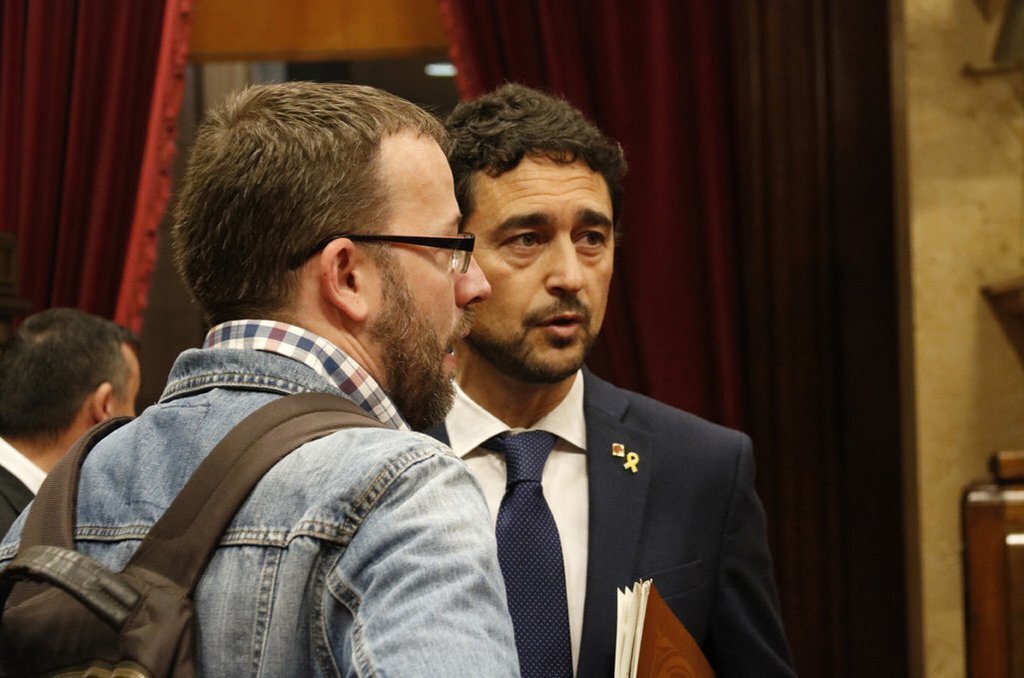 Primer pla del conseller de Territori i Sostenibilitat, Dami√† Calvet, conversant al Parlament amb el diputat de la CUP Vidal Aragon√©s el 9 d'octubre de 2019 (Horitzontal)