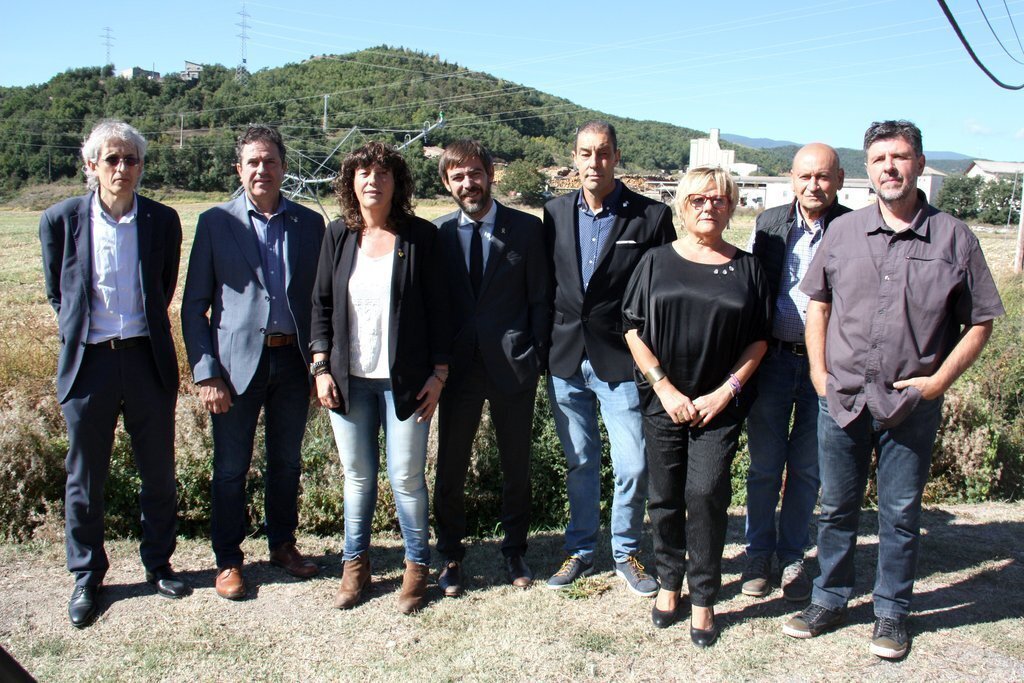 Pla general de la consellera d'Agricultura, Teresa Jordà, amb el president del Consell de l'Alt Urgell, Miquel Sala, i més autoritats, a l'exterior de la sala on es duu a terme la subhasta de fusta de boscos públics, el 10 d'octubre de 2019 (Horitzontal).