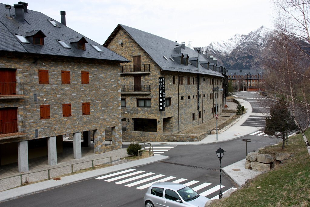 Pla general d'un del hotels del Pla de l'Ermita, al Resort de Boí Taüll. Imatge d'arxiu del 2014. (horitzontal)