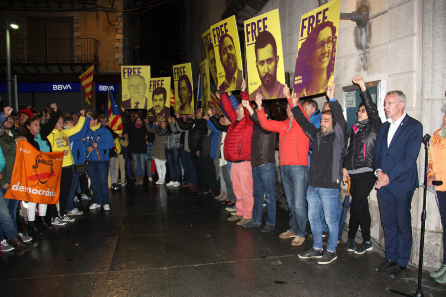 Pla general d'alguns càrrecs electes dels municipis de la Cerdanya, aixecant cartells que demanen la llibertat dels presos a la concentració de Puigcerdà en contra de la sentència de l'1-O, el 14 d'octubre de 2019 (Horitzontal).