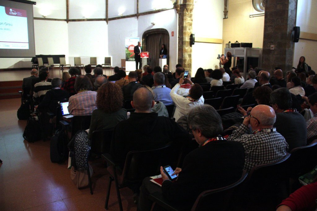 Pla general d'una part del públic assistent al Congrés Interpirinenc de Mitjans de Proximitat en el moment en què el president de l'AMIC, Ramon Grau, intervé en l'acte inaugural. Imatge del 24 d'octubre de 2019 (Horitzontal)