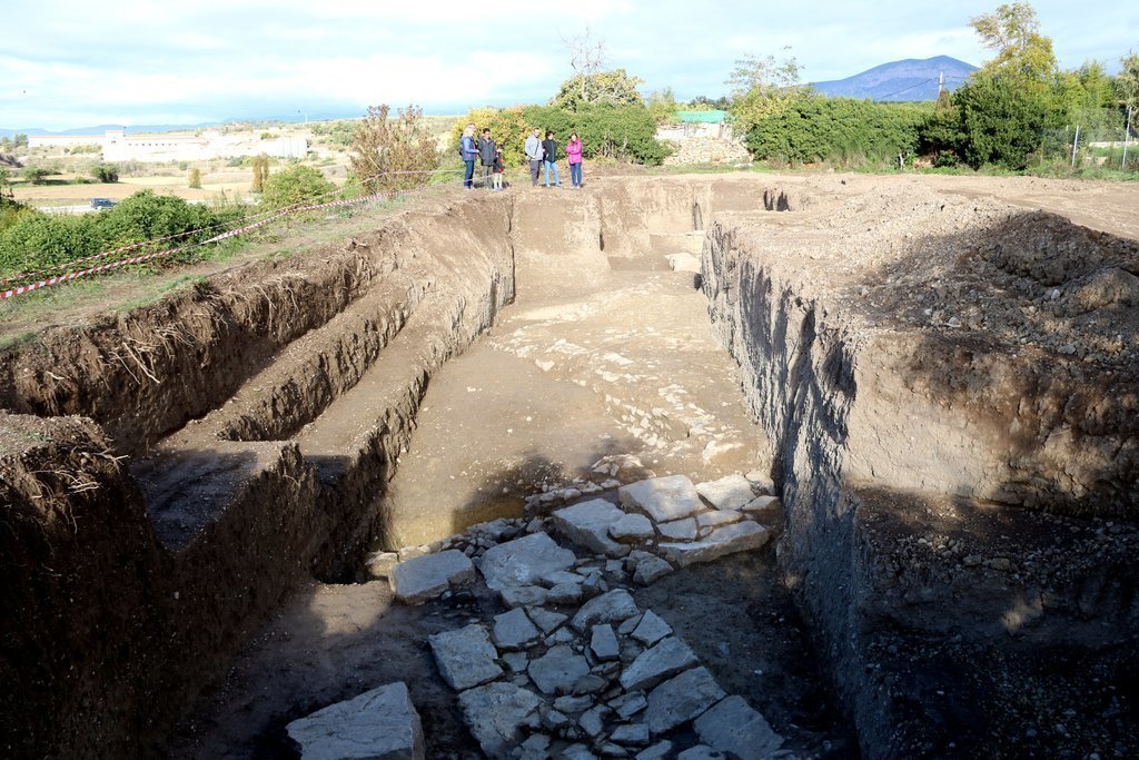Pla general de les l'excavació de l'Hort del Cavaller d'Isona que ha deixat al descobert part de la muralla romana i la porta d'accés a la ciutat. Imatge del 4 de novembre del 2019. (horitzontal)