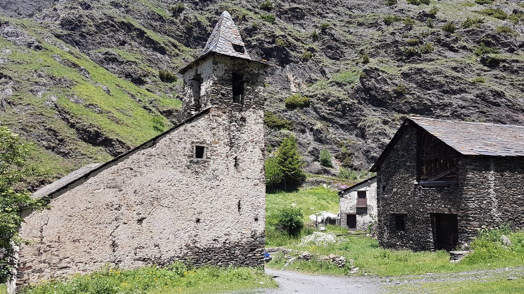 Pla general del poble de Tor, al Pallars Sobirà, amb l'església al fons. (horitzontal)
