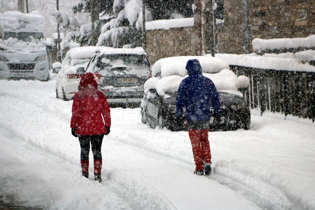Dos persones caminant per Espot (Pallars Sobir√†) sota la intensa nevada que ha caigut el 14 de novembre del 2019. (horitzontal)