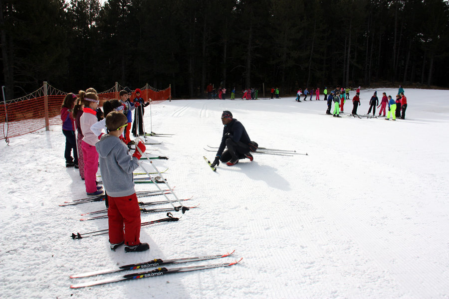 Pla general on es veuen diversos grups d'escolars aprenent a fer esquí de fons a l'estació d'Aransa, a Lles de Cerdanya. Imatge del 13 de gener de 2020 (Horitzontal).