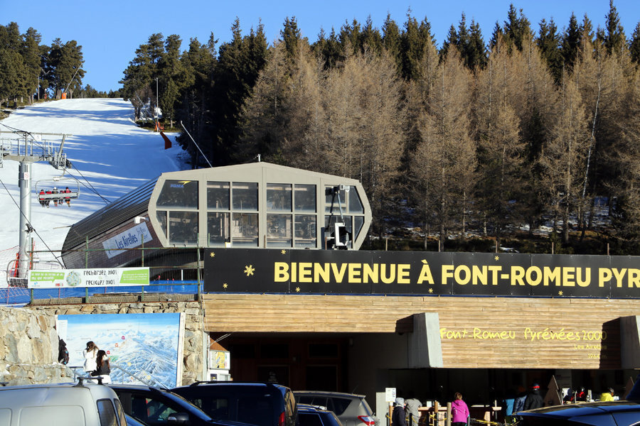 Pla curt del telecadira de les Airelles, d'accés a les pistes de Font - Romeu Pyrénées 2000, l'11 de gener de 2020. (Horitzontal)