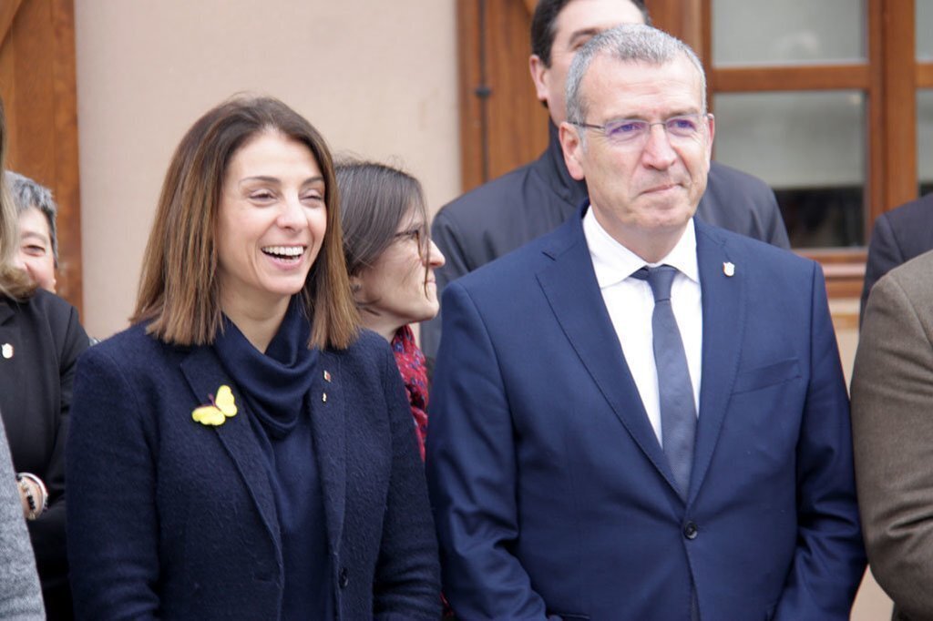 Pla mitj√† de la consellera de la Presid√®ncia, Meritxell Bud√≥, i el s√≠ndic d'Aran, Franc√©s X. Boya, a l'exterior del Conselh Generau d'Aran. Imatge del 31 de gener de 2020 (Horitzontal).