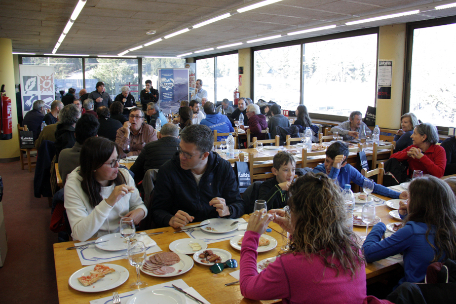 Pla general de diversos membres de la Federació d'Hostaleria de Girona, esmorzant a l'estació de La Molina mentre se'ls presenta l'acord de col·laboració entre l'entitat i FGC. Imatge del 18 de febrer de 2020 (Horitzontal).