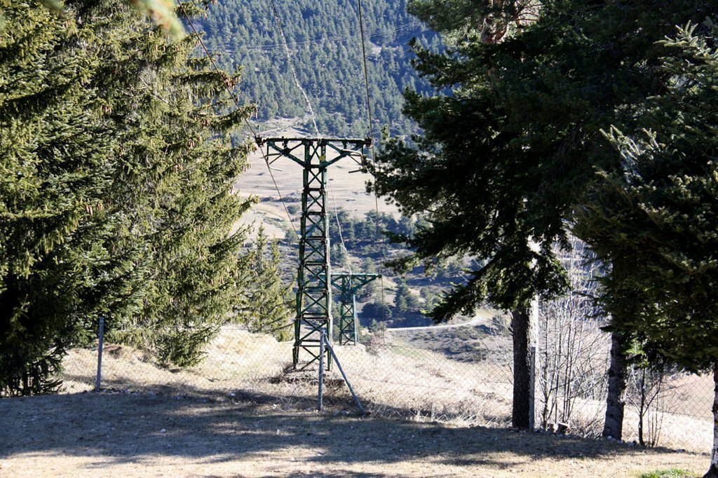 Pla general on es veu part de l'antic telecabina que unia l'estació de tren de La Molina i les pistes d'esquí. Imatge del 18 de febrer de 2020 (Horitzontal).