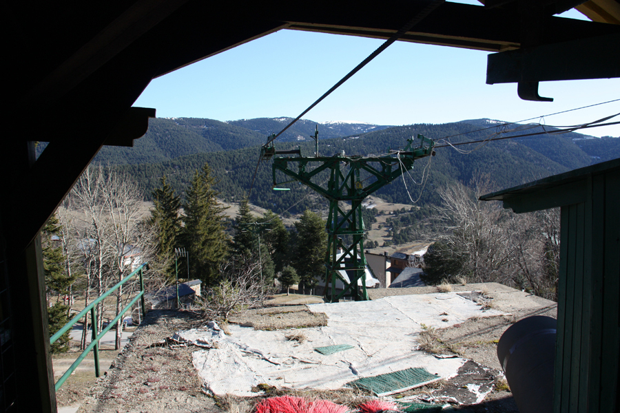 Pla obert d'una part de l'antic telecadira que unia l'estació de tren de La Molina i les pistes d'esquí vist des de l'edifici situat a la zona intermèdia del giny. Imatge del 18 de febrer de 2020 (Horitzontal).