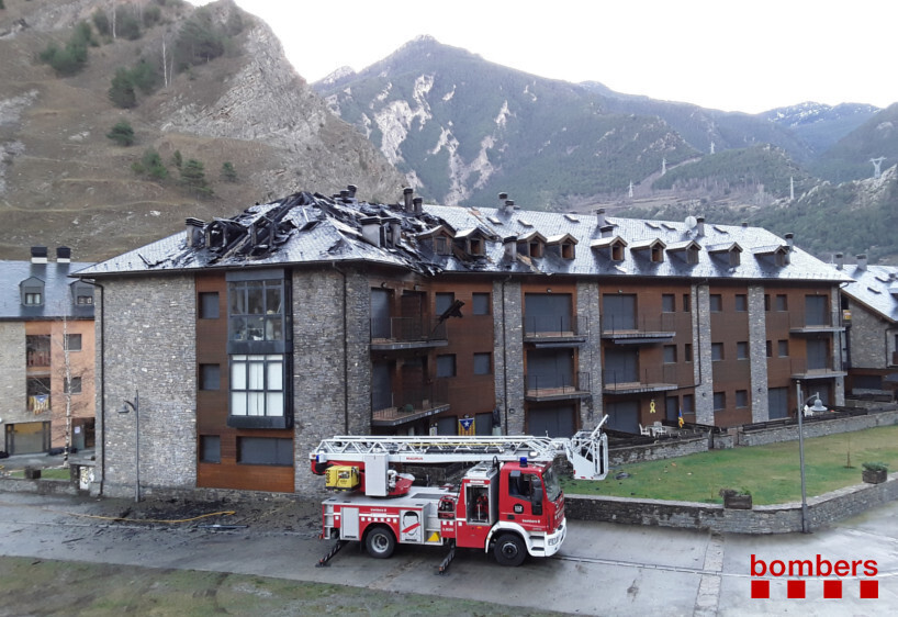 Pla general on es pot veure l'edifici d'apartaments de Llavorsí on ha cremat totalment la part de sota de la teulada i un camió de Bombers al lloc, el 28 de febrer de 2020. (Horitzontal)