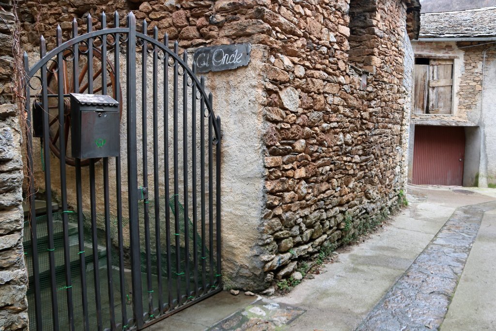 L'entrada a una casa d'un poble amb la bústia a la porta i el nom de la casa. Imatge del 6 de març del 2020. (horitzontal)