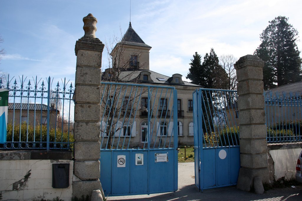 Pla general de la porta d'entrada al recinte de l'escola agrària
