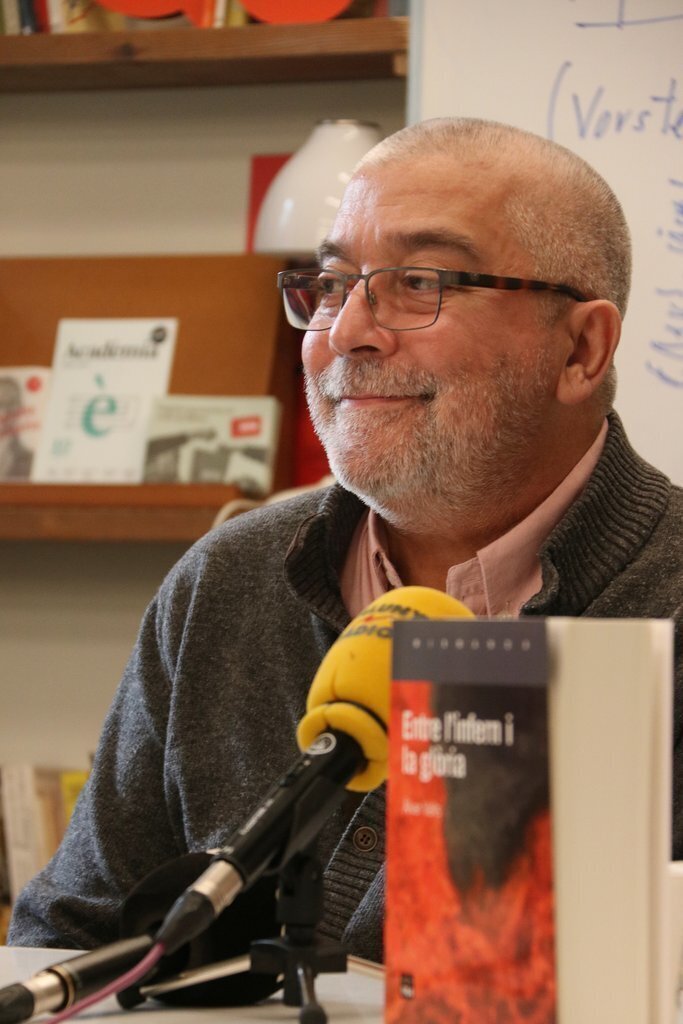 L'autor de la novel·la 'Entre l'infern i la glòria' sobre Jacint Verdaguer, Àlvar Valls, en roda de premsa a La Central del Raval, el 5 de març del 2020 (vertical)