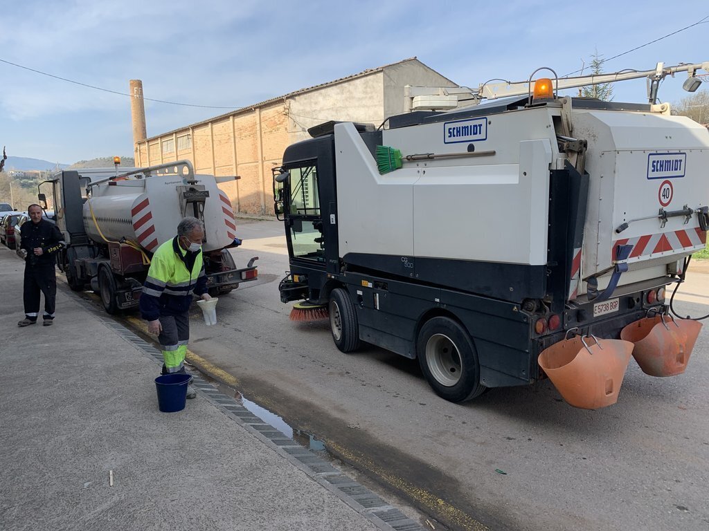 Operaris de Tremp desinfecten els carrers (G.L.)