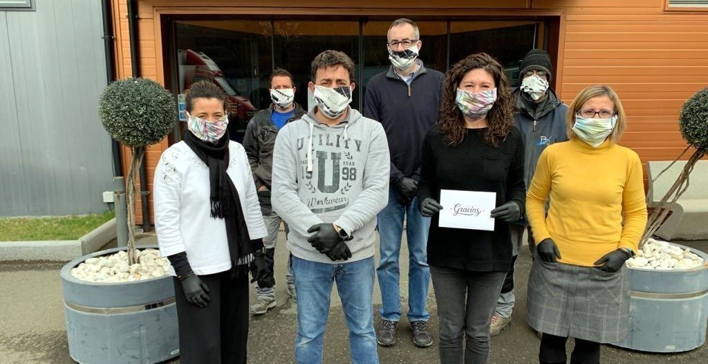 Un grup de persones amb les mascaretes que els ha confeccionat la Mireia Villa de el Pont de Suert el 19 de març del 2020. (horitzontal)