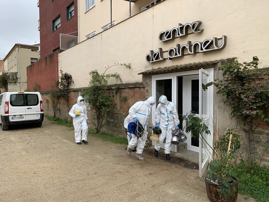Militars desinfectant a la residència de la Pobla de Segur (G.L.)