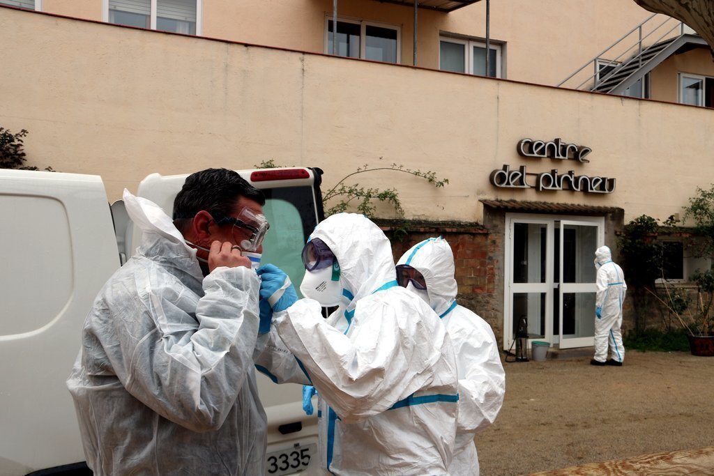 Efectius del Grup Sanitari de l'Exèrcit procedents de Saragossa es preparen per desinfectar el Centre Geriàtric del Pirineu, a la Pobla de Segur. Imatge del 25 de març de 2020. (Horitzontal)