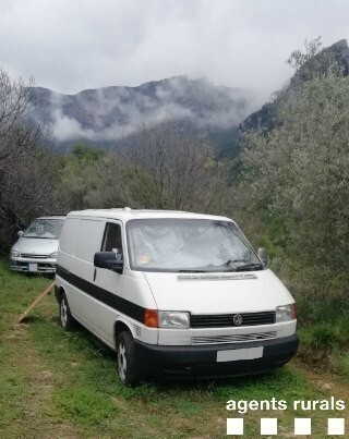 Pla general dels vehicles localitzats a Fígols i Alinyà (Alt Urgell) pels Agents Rurals, on hi havia un grup d'escaladors que va ser multat per saltar-se el confinament. Imatge dels Agents Rurals del 2 d'abril de 2020 (Vertical).