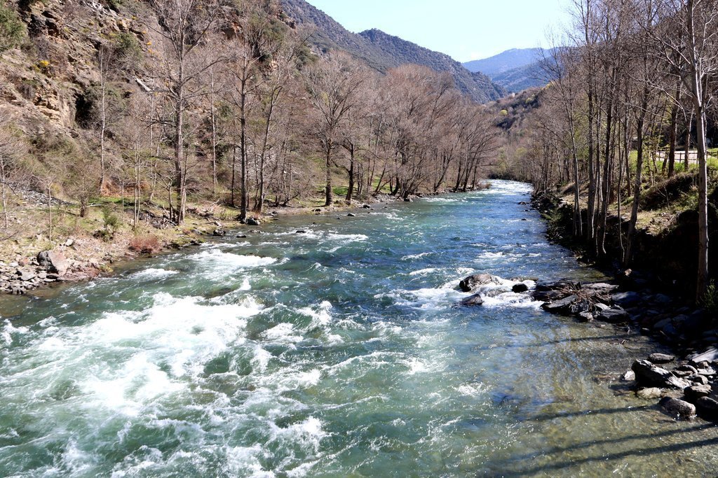 Pla general del riu Noguera Pallaresa. Imatge del 3 d'abril del 2020. (horitzontal)